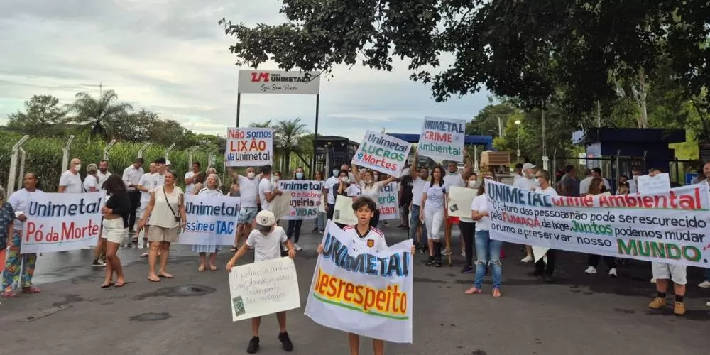 População se manifesta contra poluição gerada pela petroquímica Unimetal