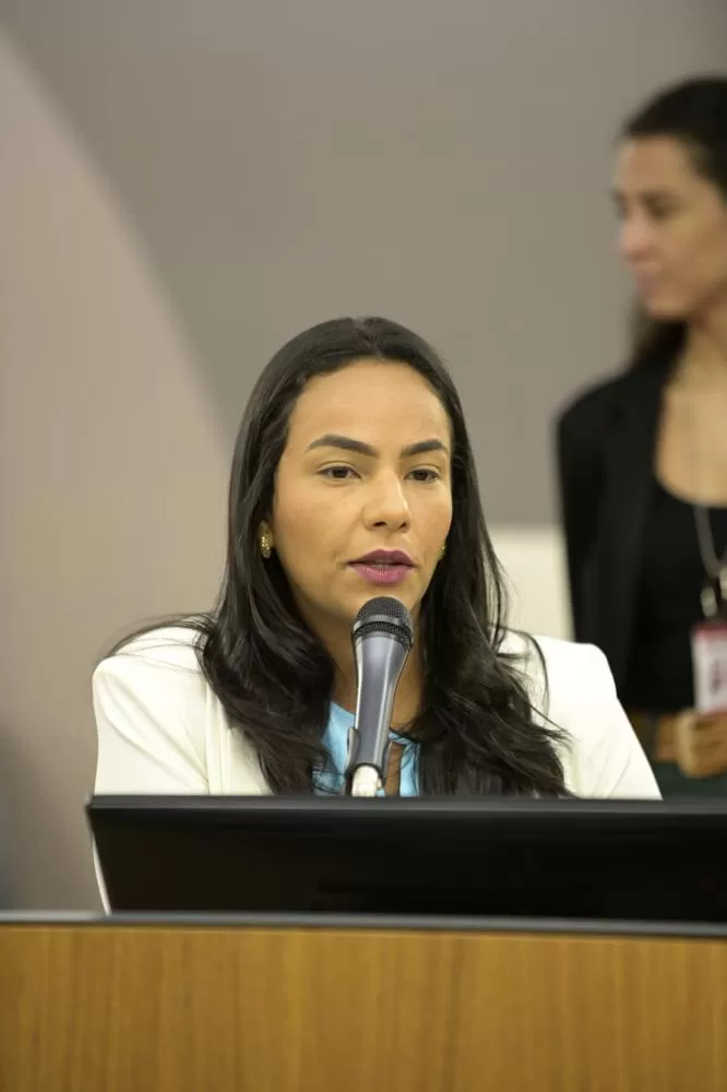 Nayara Rocha da mais um voto contra a população